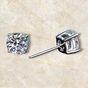 2 CT TW Moissanite Stud Earrings NWT